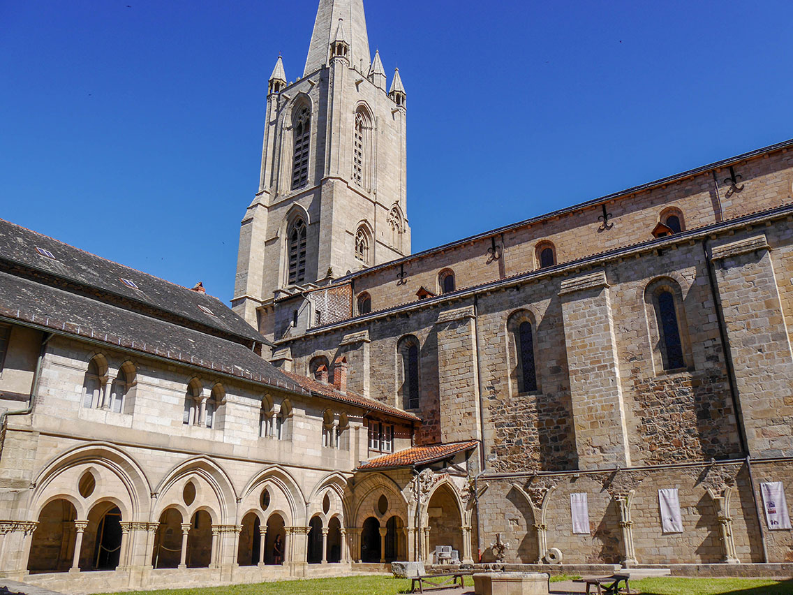 La cathédrale et le musée du cloître ©OT-Tulle-en-Corrèze