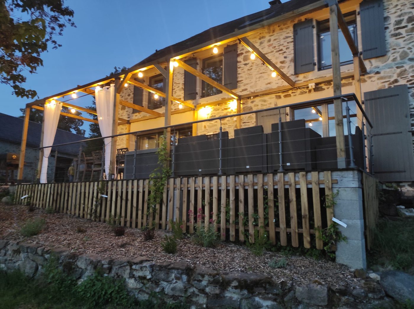 La terrasse du pigeonnier de nuit