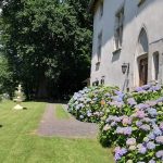 Facade fleurie – Manoir du XVe Domaine de Peyrafort