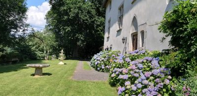 Facade fleurie – Manoir du XVe Domaine de Peyrafort