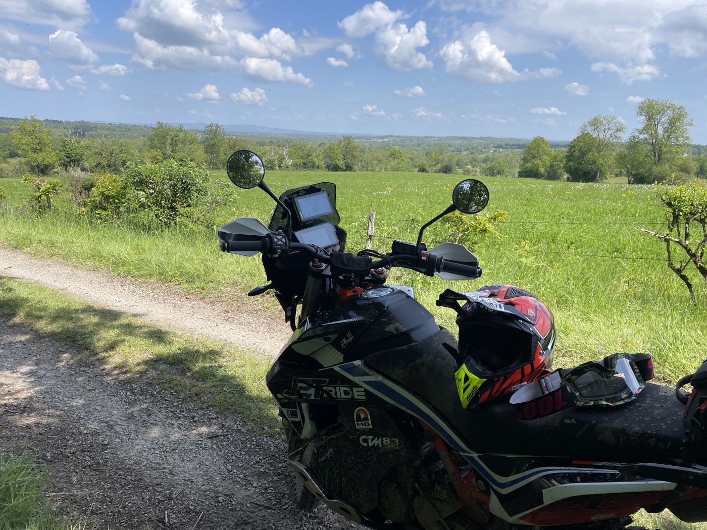 Création et encadrement de randonnées en moto Trail.