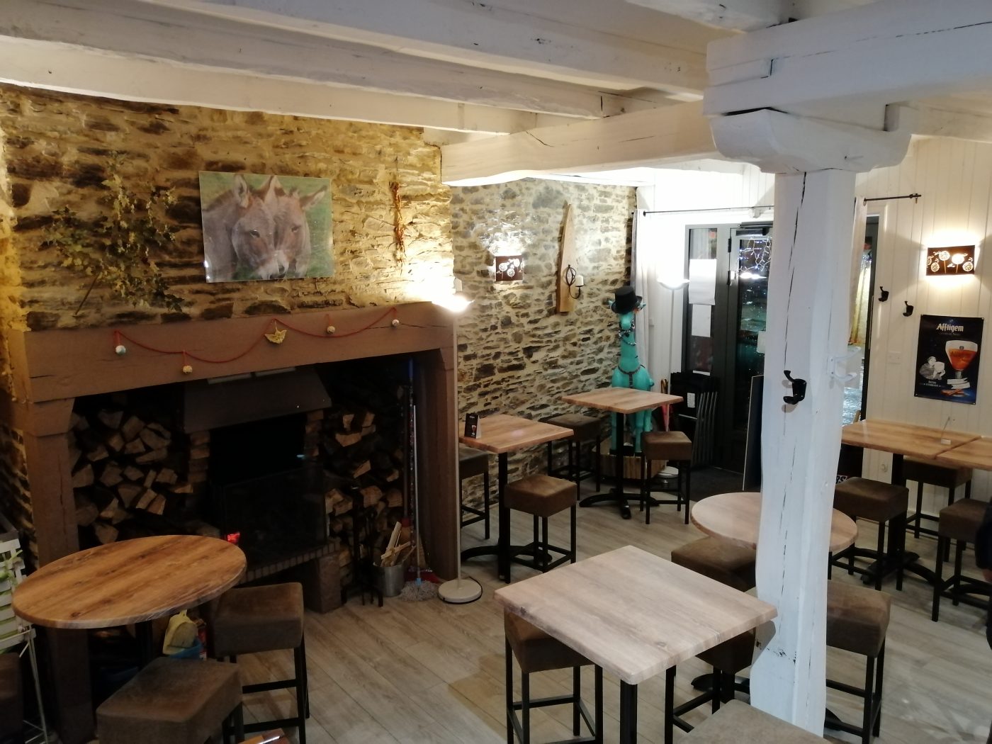 bar cheminee-horloge