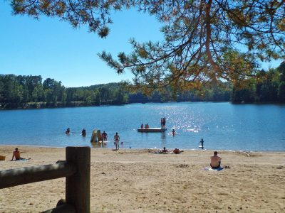 Camping du lac à Marcillac – Aquadis Loisirs_1