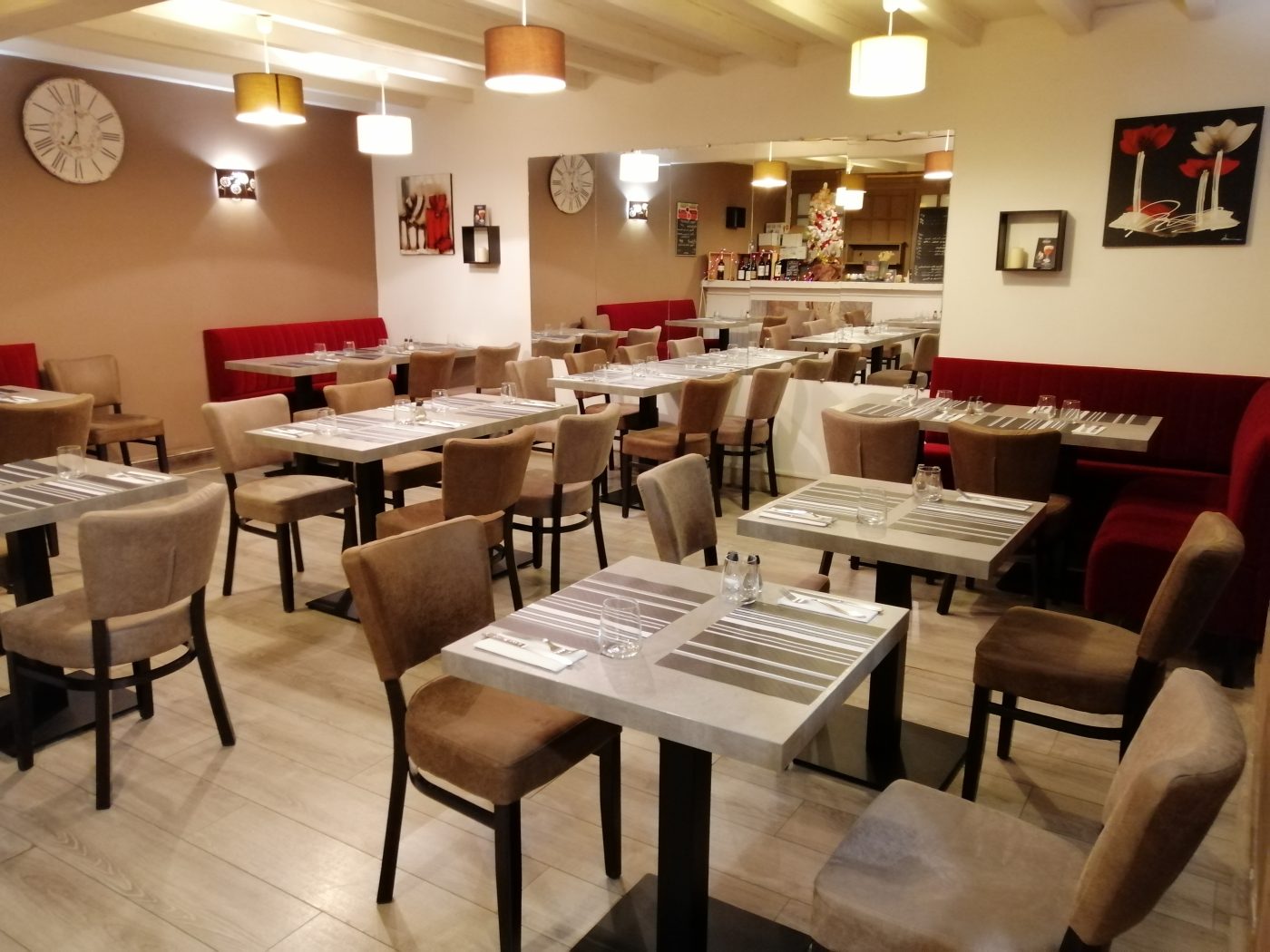 salle resto -horloge